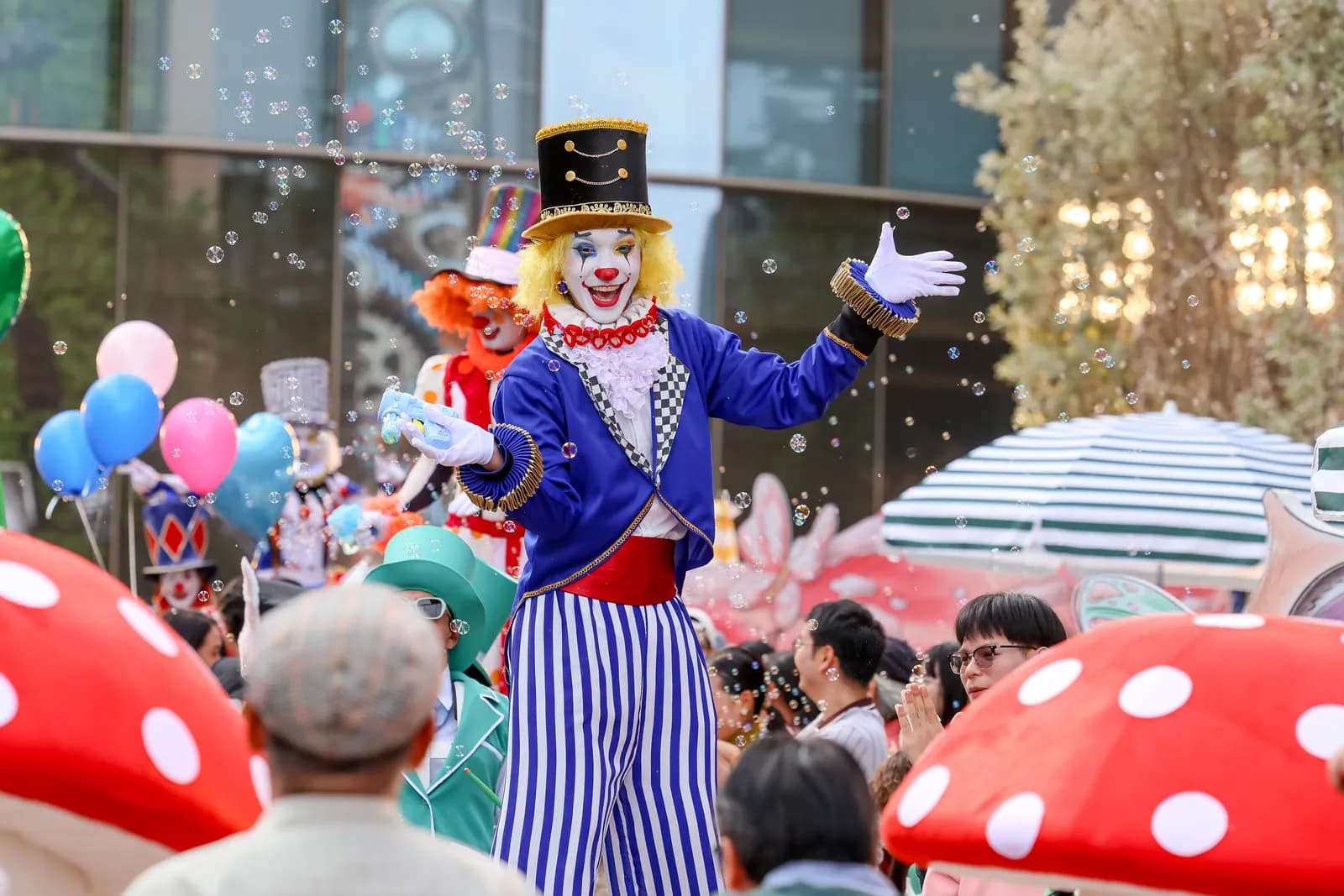 Parade performer and the crowd